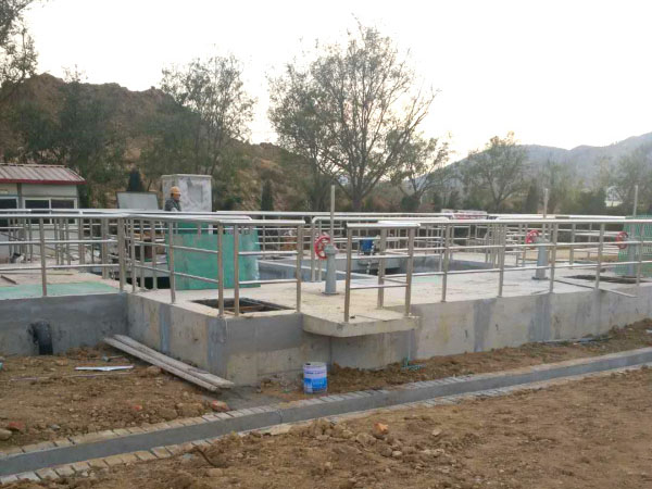 招遠(yuǎn)市污水處理廠不銹鋼安全護欄工程6.jpg